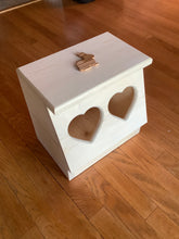 Load image into Gallery viewer, Rabbit Hay Feeder-Heart Model