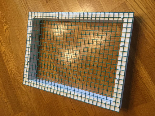 Wire mesh insert for litter tray
